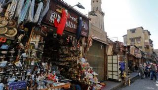 متجر لبيع التحف والهدايا - الصورة من رويترز