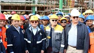 وزير البترول المصري خلال زيارته للمحطة البرية بحقل ظهر 