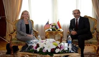 وزير الطيران المدني المصري مع وزيرة الأمن الداخلي الأمريكي