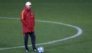 مدرب روما يدافع عن نفسه ويتمسك بالبقاء مع الفريق