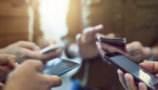 أبرز قرارت منع الهواتف الذكية في دول العالم