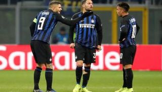 إيكاردي مع لاعبي إنتر ميلان