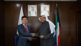 سالم الأذينة خلال توقيع مذكرة التفاهم مع شركة "علي بابا"