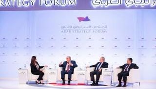 جانب من الجلسة التي عقدت في المنتدى الاستراتيجي العربي