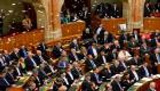 برلمان المجر يقر زيادة ساعات العمل وسط معارضة شديدة