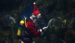 "بابا نويل" يحتفل بعيد الميلاد مع الأسماك في مالطا