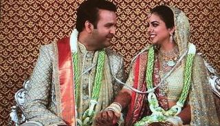 العروسان الهنديان خلال مراسم حفل الزفاف