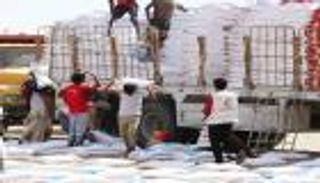 الهلال الأحمر الإماراتي يقدم 63 طن مساعدات لأهالي مرخة السفلى في شبوة