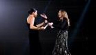 بالصور.. ميجان ماركل تسلم جائزة "الأفضل" لمصممة فستان زفافها