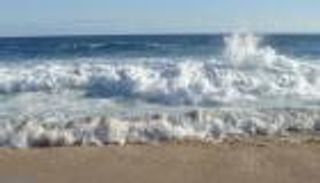 "أرصاد الإمارات" يحذر من رياح نشطة واضطراب بحر عمان