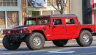 أرنولد شوارزنيجر يخطف الأضواء بسيارته العسكرية الحمراء