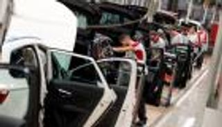 بكين توطد الهدنة مع واشنطن بتعليق رسوم على السيارات الأمريكية