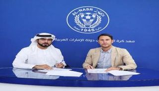 المدرب عقب توقيع العقد