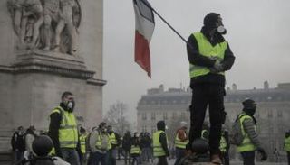 بدء المصادمات بين المتظاهرين والشرطة الفرنسية 