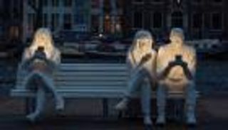 بالصور.. منحوتات في أمستردام تلقي الضوء على هوس الأجهزة الذكية