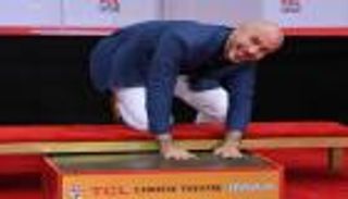 مغني الراب بيتبول يضع بصماته بقاعة "تشاينيز ثياتر" في هوليوود 