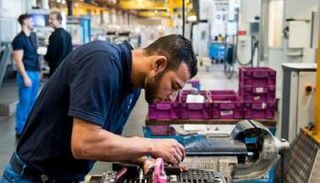 أحد اللاجئين الذين اندمجوا في سوق العمل الألمانية - صورة أرشيفية