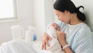 طول فترة الرضاعة الطبيعية يقي النساء من أمراض الكبد