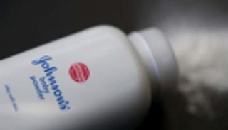 رويترز: "جونسون آند جونسون" تعلم بوجود مواد مسرطنة في منتجاتها