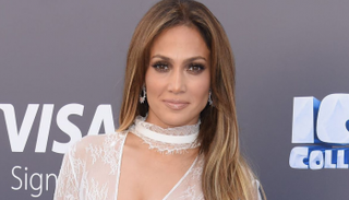 جينيفر لوبيز تتألق بـ9 إطلالات في يومين فقط