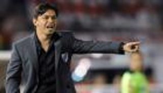 مدرب ريفر بليت يفاضل بين فرنانديز وبيريز للظهور أساسيا أمام العين 