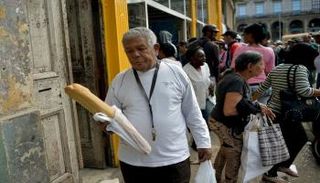 رجل يحمل رغيف خبز في هافانا