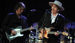 بوب ديلان فنان الفولك الحائز جائزة "نوبل" للآداب