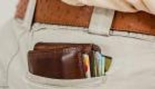 وضع المحفظة بالجيوب الخلفية يهدد العظام