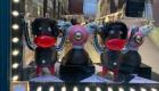 برادا الإيطالية للأزياء تسحب تماثيل من نيويورك بعد اتهامات بالعنصرية