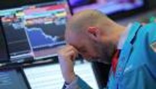 وول ستريت تتراجع وتبقي أسهم أوروبا قرب أقل مستوى في عامين