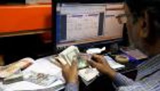 الدولار يتراجع مع ترقب بيان المركزي الأمريكي حول الفائدة