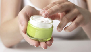 كريمات ترطيب البشرة ربما تسبب الحرائق