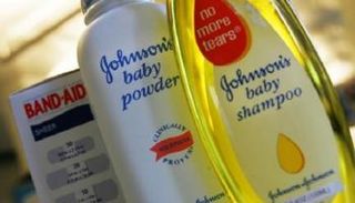 فحص عينات من بودرة أطفال "جونسون آند جونسون" - أرشيفية