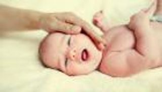 دراسة: التربيت على جسد الأطفال بلطف يساعدهم على تجاوز الآلام