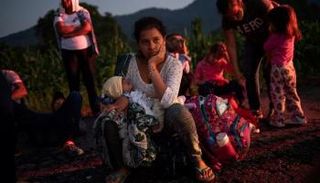 أُسر من المهاجرين في طريقها إلى الولايات المتحدة - رويترز