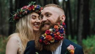 باقات الزهور تزين لحى العرسان - صورة أرشيفية