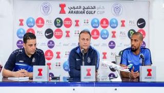 المدرب خلال المؤتمر الصحفي