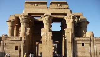 جانب من آثار كوم أمبو في أسوان