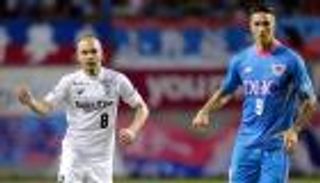 إنييستا وتوريس يجذبان جمهور اليابان للملاعب