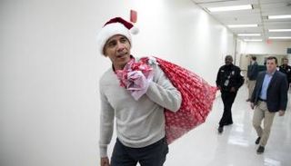 أوباما يرتدي قبعة "بابا نويل" في مستشفى للأطفال بواشنطن