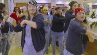  عاملون في مستشفى إيطالية يؤدون رقصة لإسعاد الأطفال