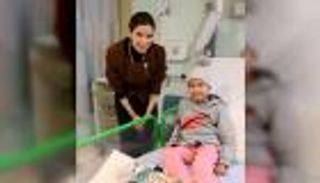 وفد من حكومة أبوظبي يحتفل بعام زايد مع أطفال مستشفى في لندن