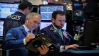 وول ستريت تفتح منخفضة وسط خيبة أمل بشأن المركزي