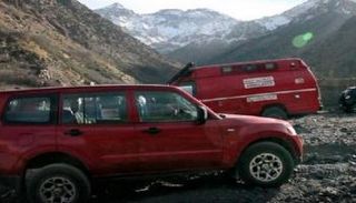 صورة متداولة لفرق التحقيق والإسعاف المغربية بموقع الحادث