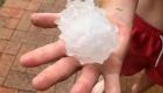 ثلوج بحجم كرات المضرب تسقط على سيدني