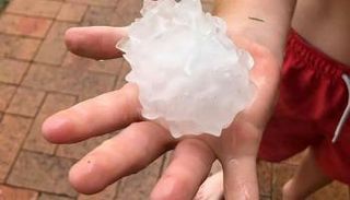 ثلوج بحجم كرات المضرب تسقط على سيدني