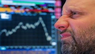 وول ستريت تهبط تأثرا بقرارات المركزي الأمريكي