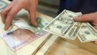 اليورو يتخلى عن مكاسبه المبكرة مع صعود الدولار