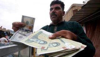 تدهور اقتصاد إيران يهبط بقيمة عملتها 
