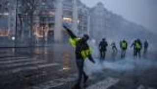 قتيل في حادث سير بمظاهرات "السترات الصفراء" جنوبي فرنسا